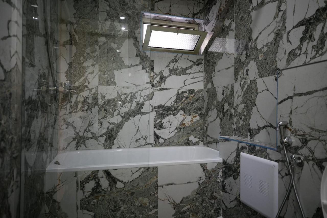 Hotel Lotus Tirana Kültér fotó